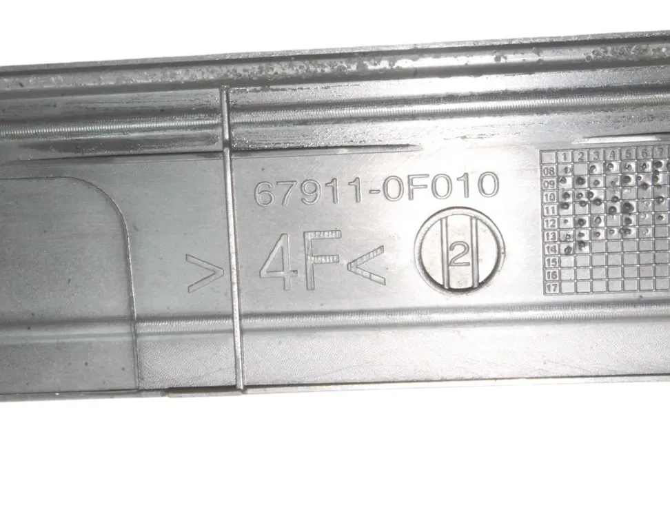 TOYOTA Verso 1 generation (2009-2015) Oikea etukynnysverhoilu 67911-0F010 27309848