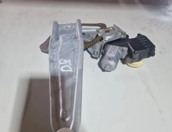 TOYOTA Corolla Verso 1 generation (2001-2009) Oikean takaoven ikkunansäädin 698300F040 33877847