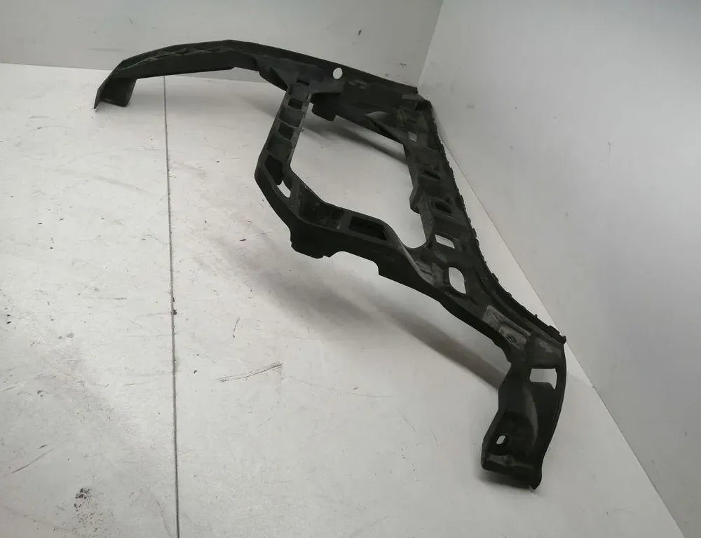 VOLKSWAGEN Passat B6 (2005-2010) Oikean takapuskurin kiinnike 3C8807393 34230585
