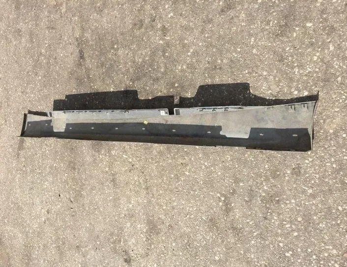 BMW 1 Series E81/E82/E87/E88 (2004-2013) Oikean puolen muovinen sivuhelman kansi 51717147402 21443041