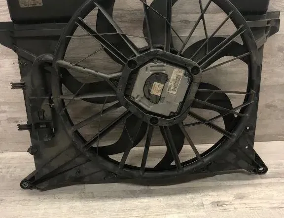 VOLVO XC90 1 generation (2002-2014) Moottorin jäähdytystuulettimen jäähdytin 3135103473 34979379