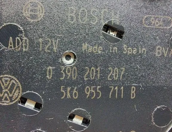 VOLKSWAGEN Golf 6 generation (2008-2015) Takaluukun lasinpyyhkijän moottori 5K6955711B,0390201207,5K6955711A,100810 34995774
