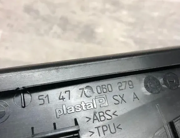 BMW 3 Series E90/E91/E92/E93 (2004-2013) Vasemman puolen muovinen sivuhelman kansi 7060279 34971461