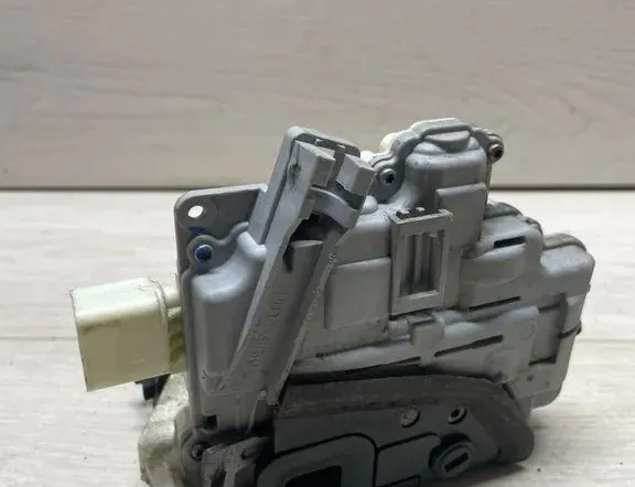 VOLKSWAGEN Passat B7 (2010-2015) Oikean takaoven lukko A046465,3C4839016A 34996632