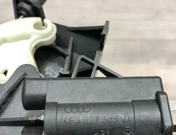AUDI A4 B7/8E (2004-2008) Takaluukun takaluukun lukko 4F5827505D 34996494