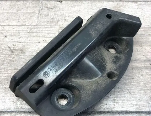 BMW 3 Series E90/E91/E92/E93 (2004-2013) Vasen takapuskurin kiinnike 7118193,72758411 34997013
