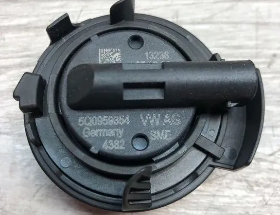 VOLKSWAGEN Golf Sportsvan 1 generation (2014-2019) Oikea takaiskutunnistin 5Q0959354,13238,4382 34993997