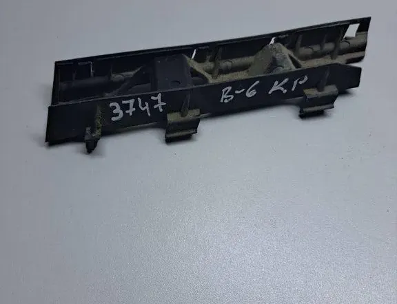 VOLKSWAGEN Passat B6 (2005-2010) Vasen etupuskurin kiinnike 3C0807183 34997150