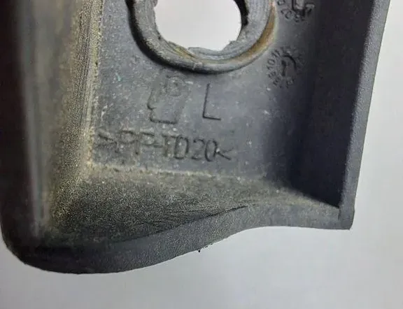 VOLKSWAGEN Passat B6 (2005-2010) Vasen etupuskurin kiinnike 3C0807889 34992900