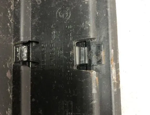 BMW 1 Series E81/E82/E87/E88 (2004-2013) Oikean puolen muovinen sivuhelman kansi 7162354 34995596