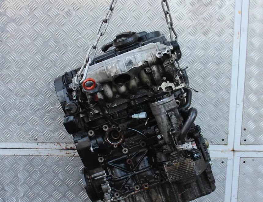 VOLKSWAGEN Passat B6 (2005-2010) Moottori BKP 28136657