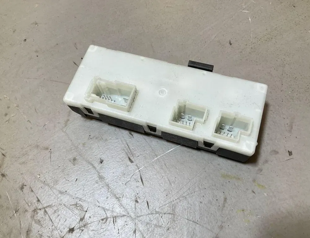 BMW X1 F48/F49 (2015-2023) Tavaratilan ohjausyksikkö A2C7673281000,9852926 33806238