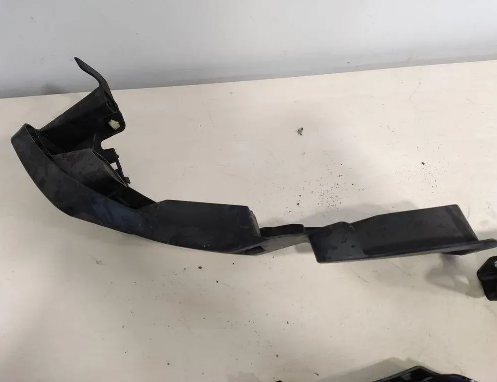 PORSCHE Cayenne 958 (2010-2018) Oikean takapuskurin kiinnike 7P5807045 31420746