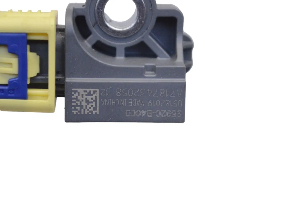 KIA Sorento 2 generation (2009-2021) Oikea takaiskutunnistin 95920-B4000 22268839