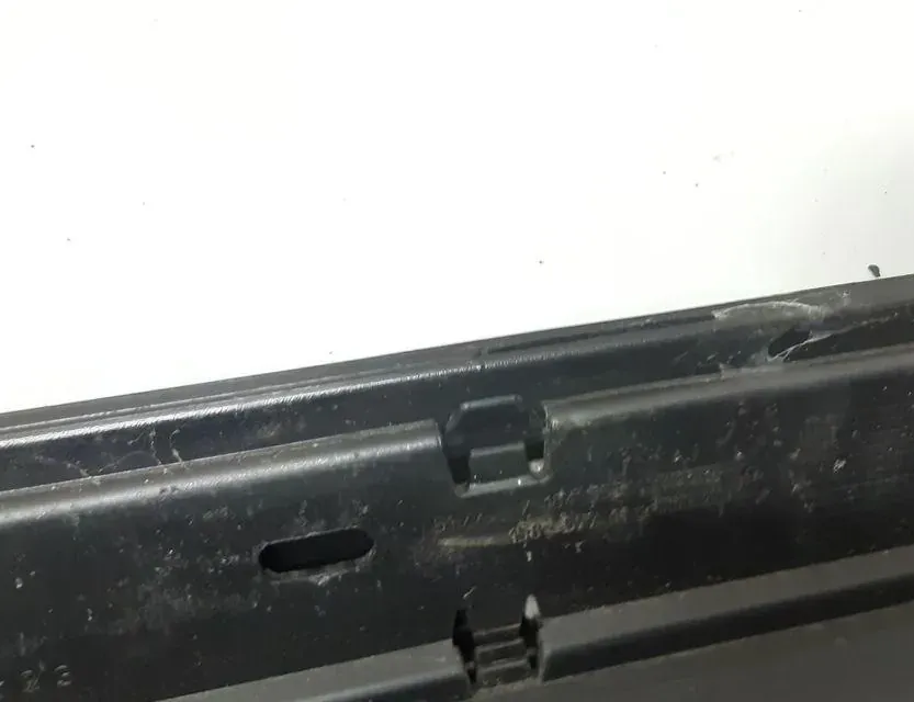 BMW 1 Series E81/E82/E87/E88 (2004-2013) Oikean puolen muovinen sivuhelman kansi 7184353 33701255