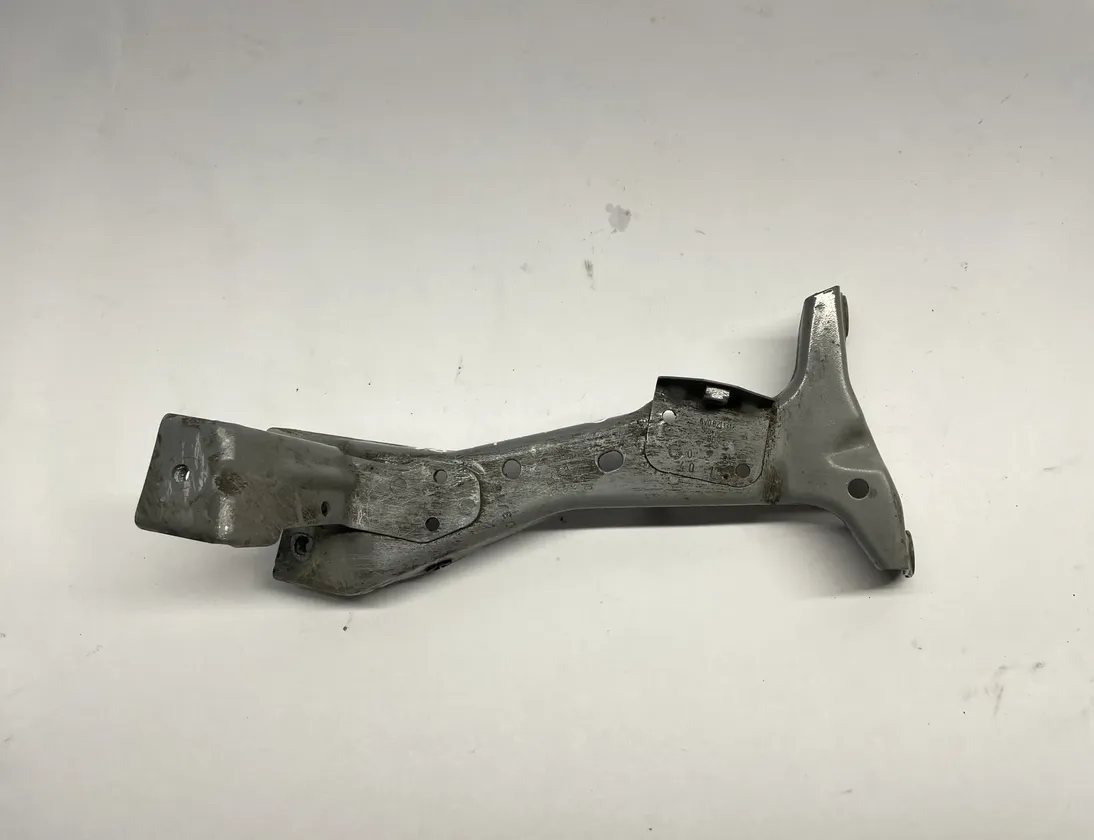 AUDI A3 8V (2012-2020) Oikean etulokasuojan pidike 8V0.821.168.A,8V0821168A 29583131