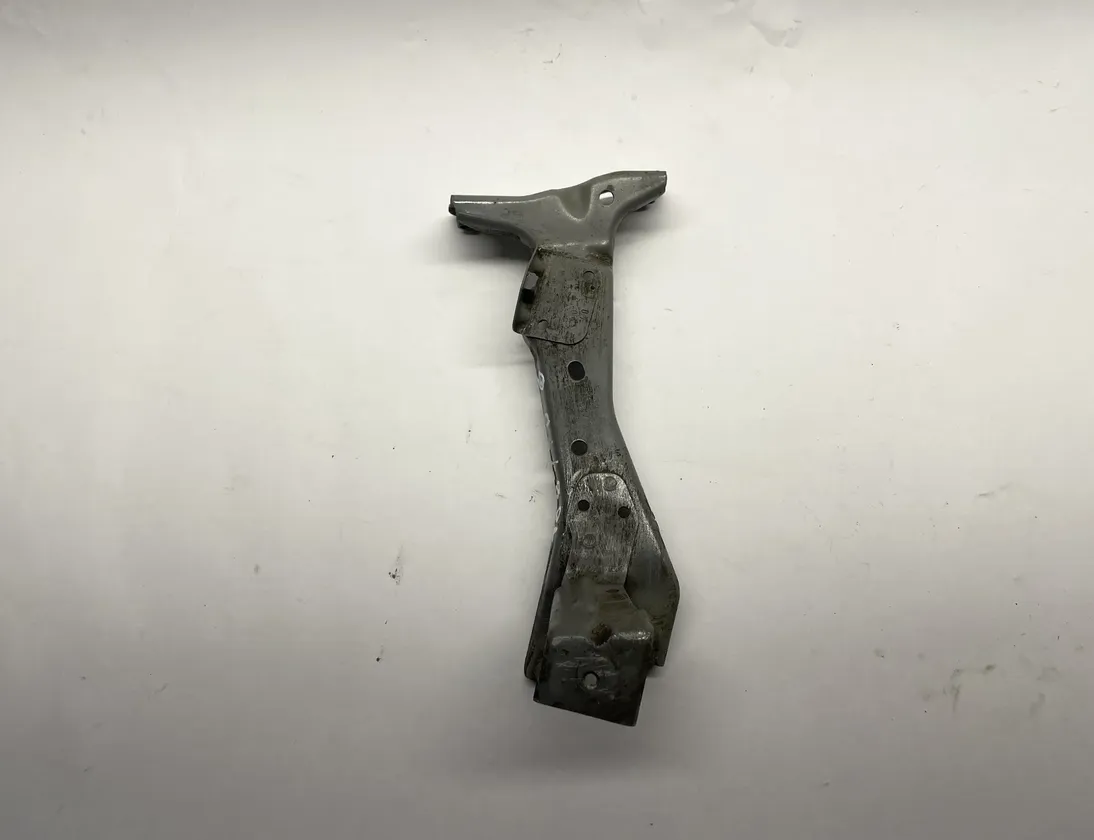 AUDI A3 8V (2012-2020) Oikean etulokasuojan pidike 8V0.821.168.A,8V0821168A 29583131