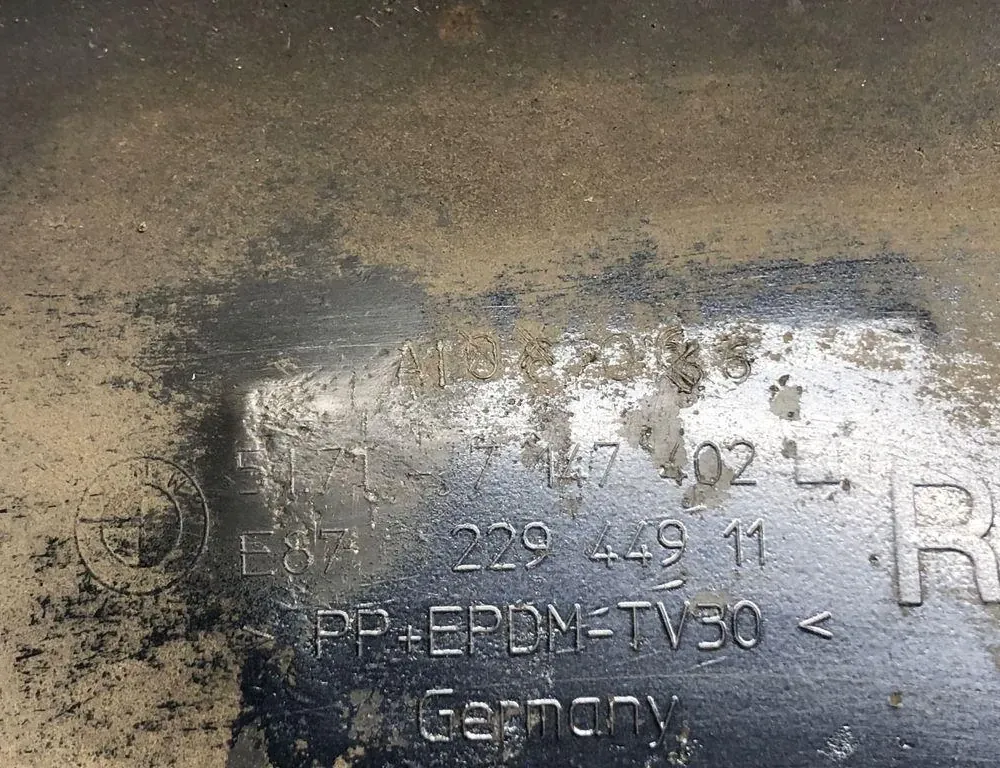 BMW 1 Series E81/E82/E87/E88 (2004-2013) Oikean puolen muovinen sivuhelman kansi 7147402 33818492