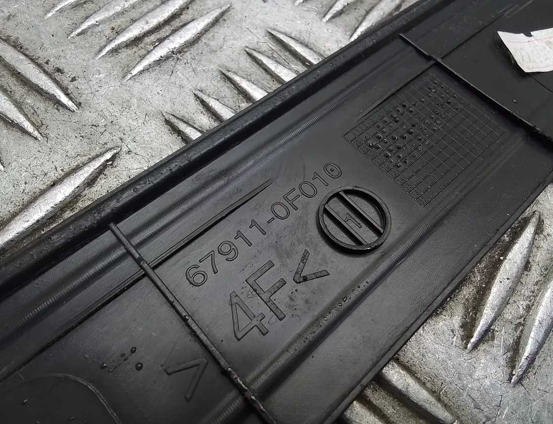 TOYOTA Verso 1 generation (2009-2015) Oikea etukynnysverhoilu 679110f010 26880465