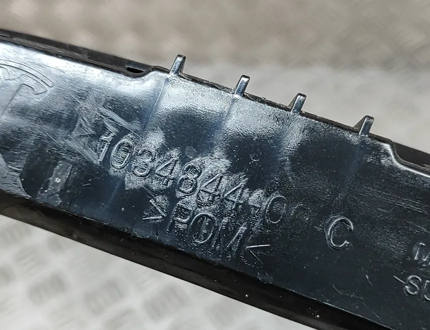 TESLA Model X 1 generation (2015-2024) Takapuskurin keskikiinnike 1034844-00-C 29809635