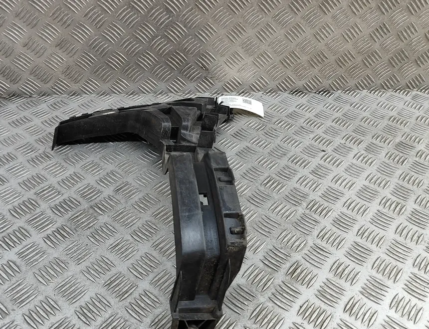 AUDI Q3 8U (2011-2020) Oikean takapuskurin kiinnike 8U0807454A 30772007