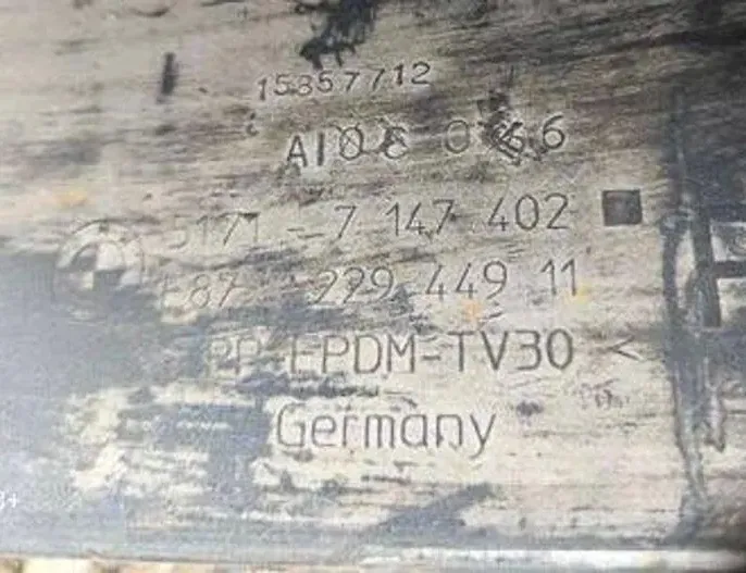 BMW 1 Series E81/E82/E87/E88 (2004-2013) Oikean puolen muovinen sivuhelman kansi E8722944911,51717147402 34676231