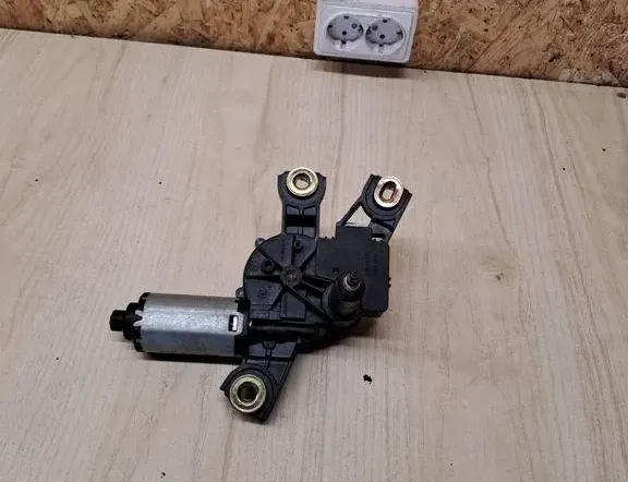 VOLKSWAGEN Passat B6 (2005-2010) Takaluukun lasinpyyhkijän moottori 3C9955711,499249 34896647