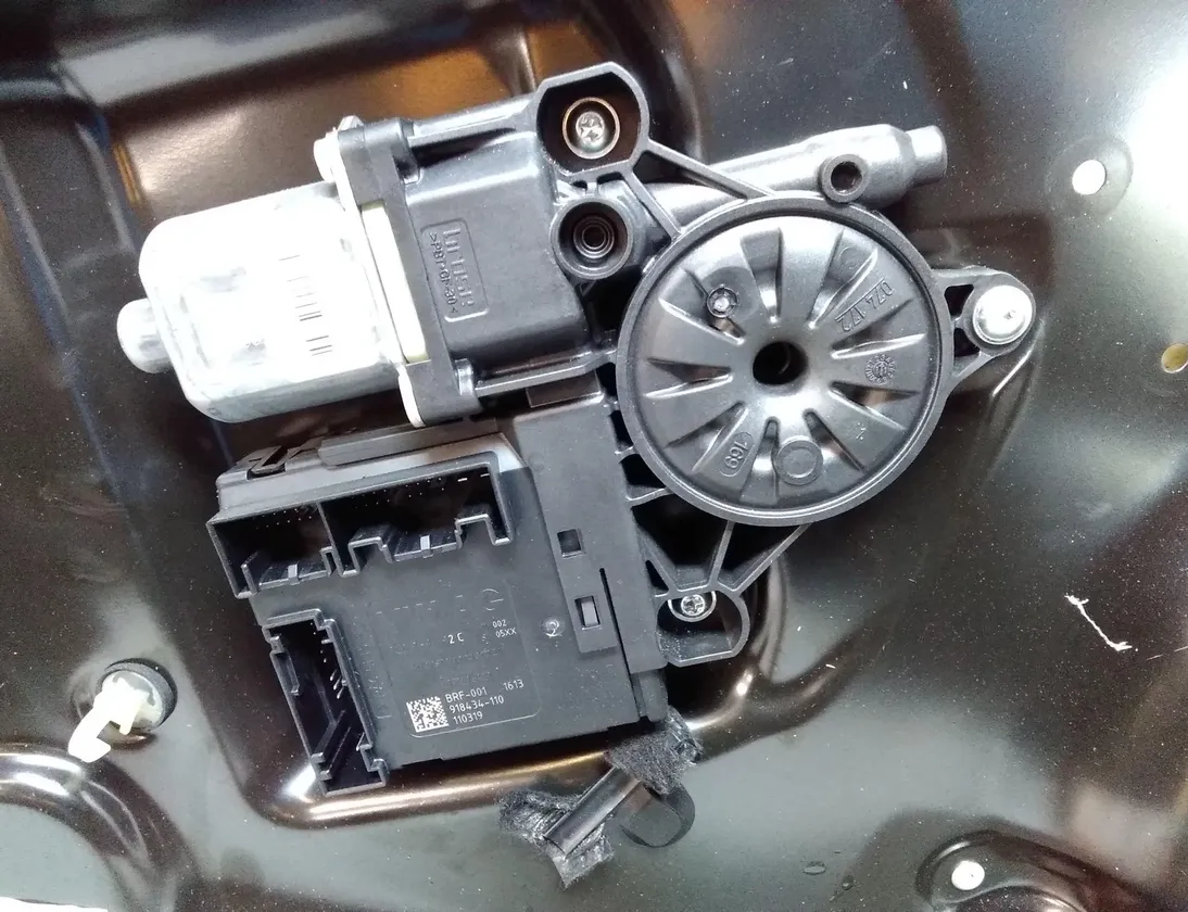 VOLKSWAGEN Passat B7 (2010-2015) Vasemman etuoven ikkunansäädin 27544108
