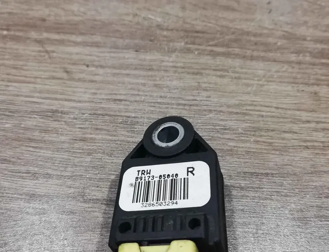 TOYOTA Avensis 2 generation (2002-2009) Vasen sivutörmäysanturi 8917305040 34411932