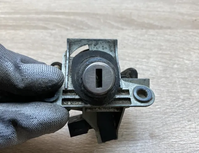 AUDI A4 B5/8D (1994-2001) Takaluukun takaluukun lukko 8D5827573 34455945