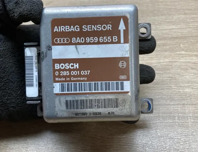 AUDI A4 B5/8D (1994-2001) Turvallisuuden valvontayksikkö 8A0959655B,0285001037 34424895