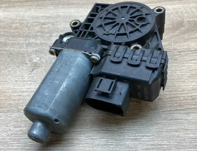 AUDI A6 C4/4A (1994-1997) Vasemman takaoven ikkunan ohjausmoottori 0130821785,Rear 34335715