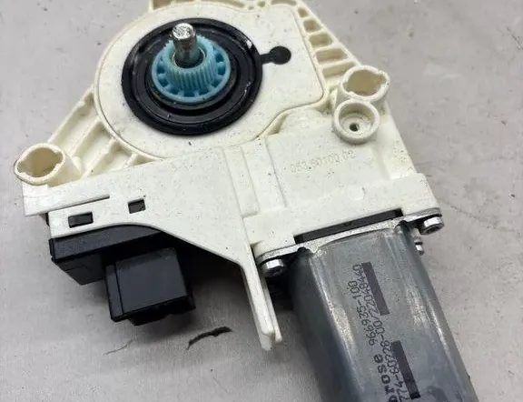 AUDI A4 B8/8K (2011-2016) Vasemman etuoven ikkunansäätimen moottori 8K0959801 35050274