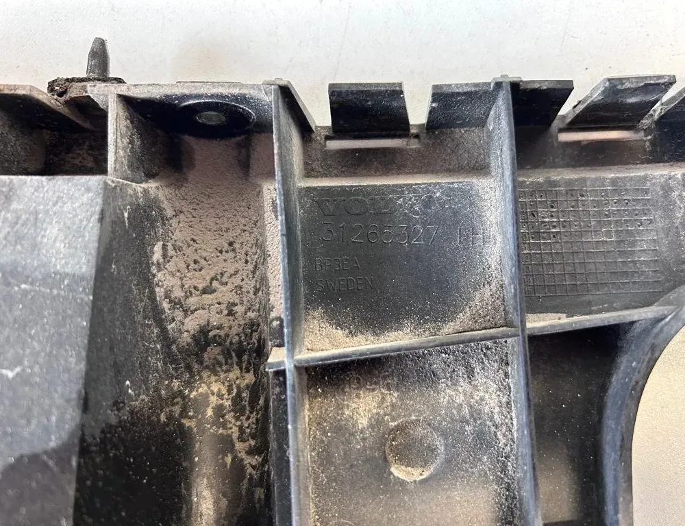 VOLVO V70 3 generation (2007-2020) Vasen takapuskurin kiinnike BP3EA,31265327 34086130
