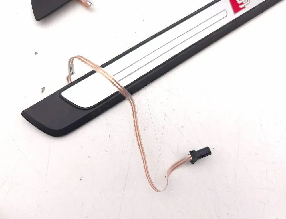 AUDI A4 B9/8W (2015-2024) Oikea etukynnysverhoilu 8W0947418A 34949529