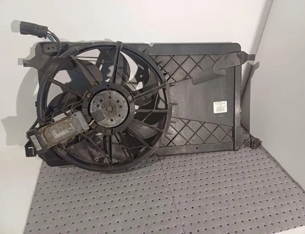 FORD Focus 2 generation (2004-2011) Moottorin jäähdytystuulettimen jäähdytin 3135103905,1137328081 31387659