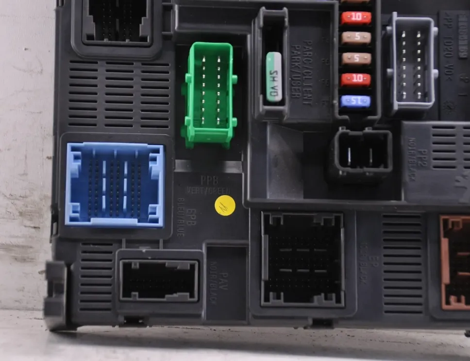 PEUGEOT 208 Peugeot 208 (2012-2015) Sulakekaappi 9678355880 34911525