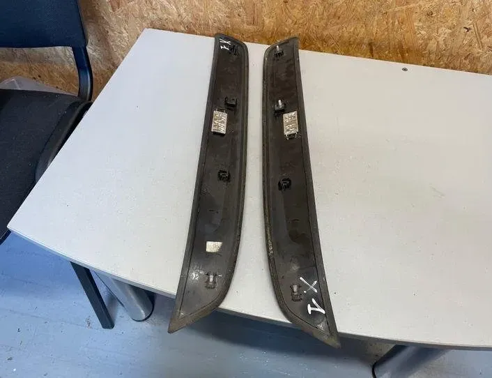 BMW X1 E84 (2009-2015) Oikea etukynnysverhoilu 8047746,8047745 22174187