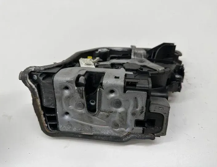 BMW 5 Series G30/G31 (2016-2023) Vasemman takaoven lukko 7477689 22203178