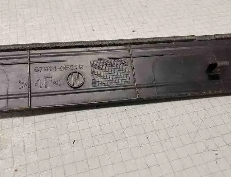 TOYOTA Verso 1 generation (2009-2015) Oikea etukynnysverhoilu 679110F010 32560530