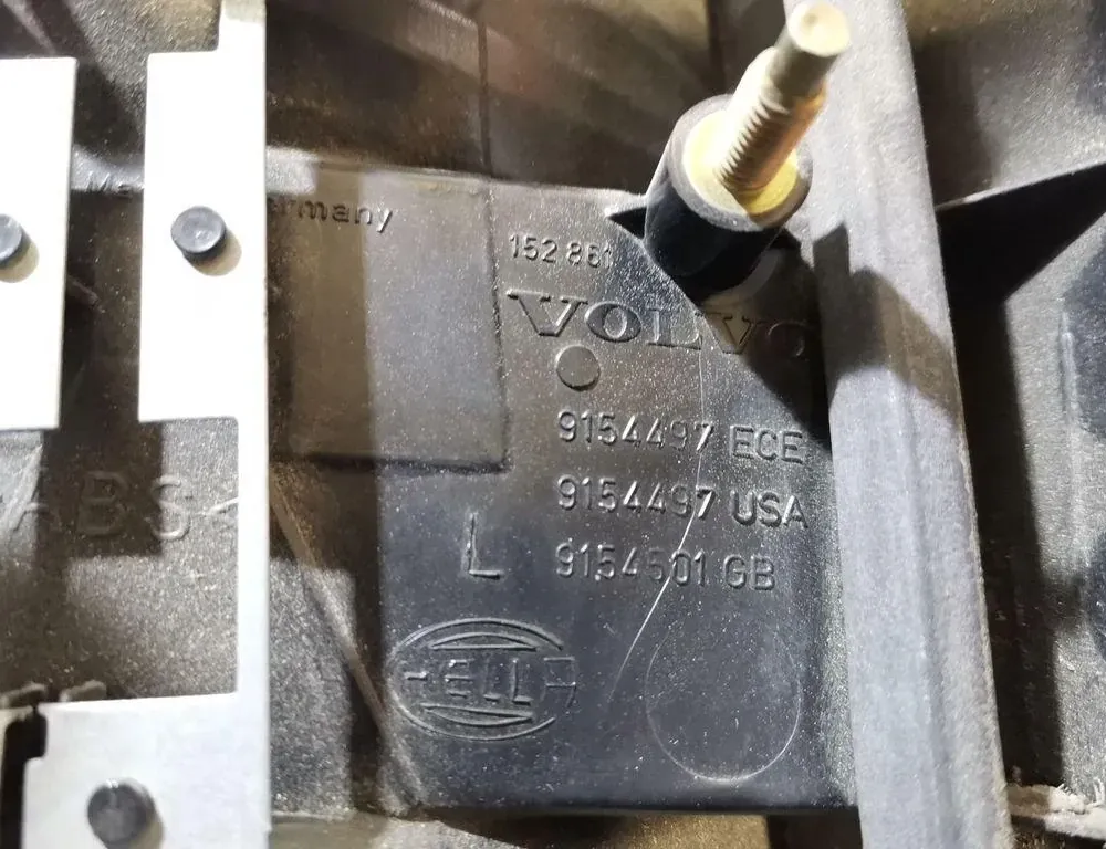VOLVO V70 2 generation (2000-2008) Vasen takavalo 152861,9154497 35003507