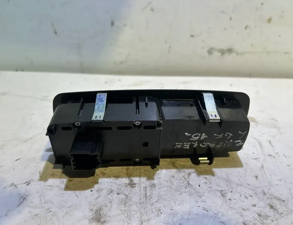 DODGE Charger LD (2010-2024) Oikean takaoven ikkunan ohjauskytkin 68268251AA 35002712