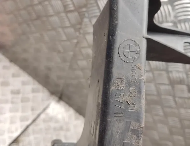 BMW 3 Series E90/E91/E92/E93 (2004-2013) Vasemman ajovalon kiinnike 51647138401,18557711 34357589