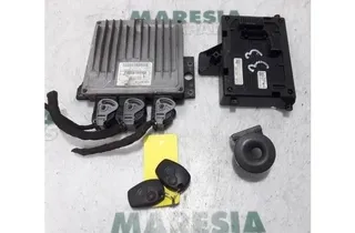 RENAULT Clio 3 generation (2005-2012) Moottorin ohjausyksikkö ECU 8200513163,R0410B034A,7711497216,8200399038 27826414