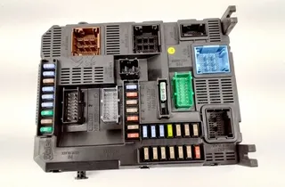 PEUGEOT 208 Peugeot 208 (2012-2015) Sulakekaappi 9678355980 27962309